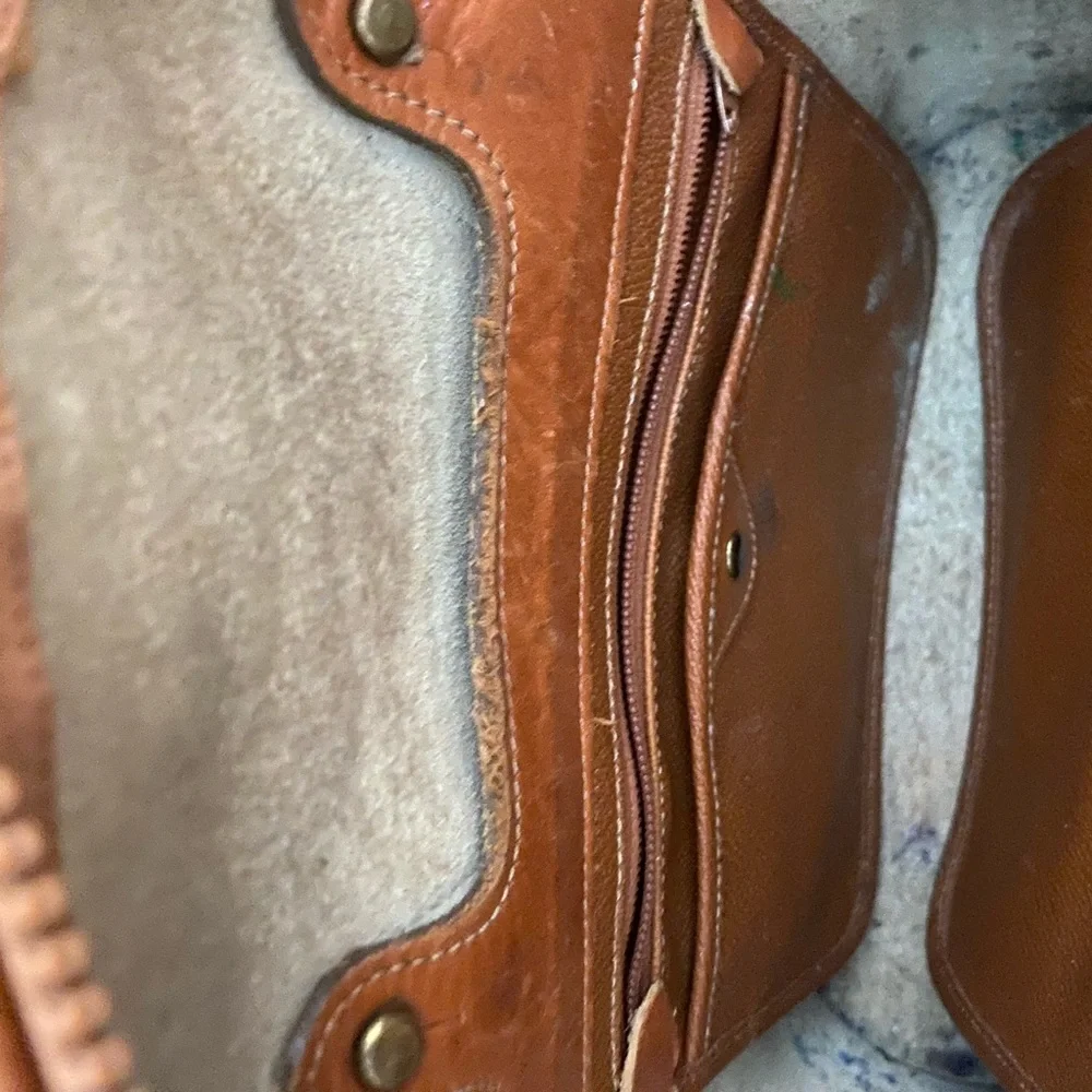 Dooney & Bourke cream leather purse - Picture 10 of 10